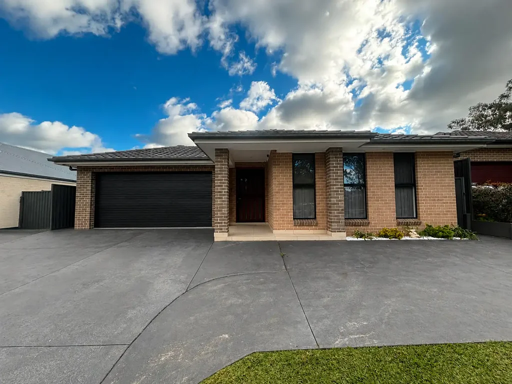 Modern Family Living in the Heart of Spring Farm. WATER AND INTERNET INCLUDED