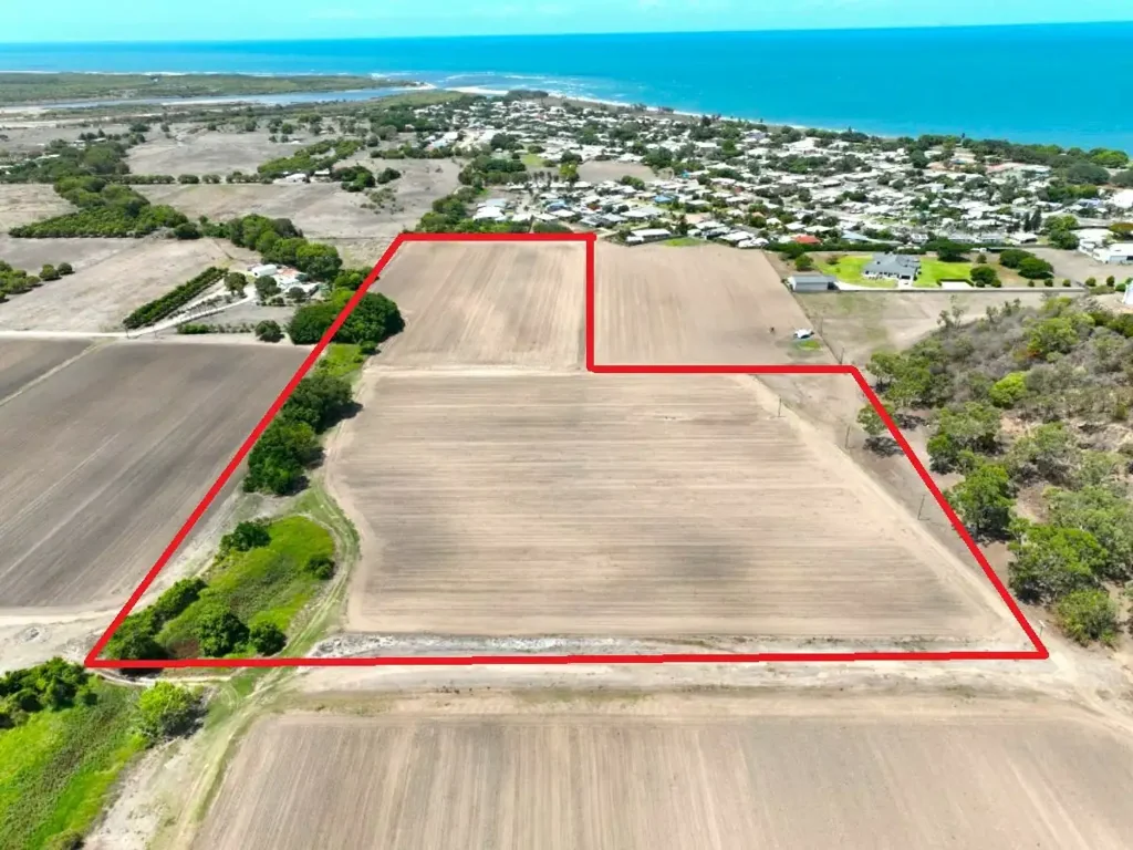 Bowen  SO CLOSE TO QUEENS BEACH