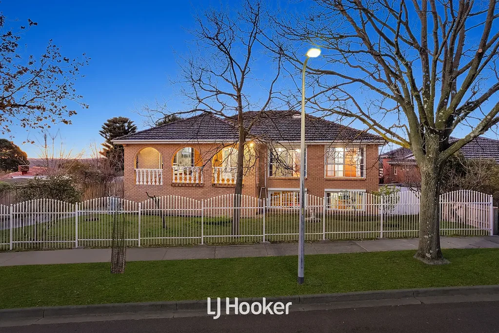 1 Tench Rise, Endeavour Hills, VIC 3802