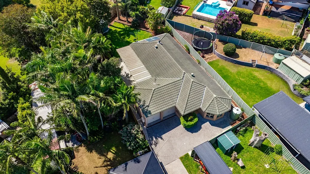 Niagara Park 4 Bedroom The Backyard Everyone Wants...The Privacy You Can't Find