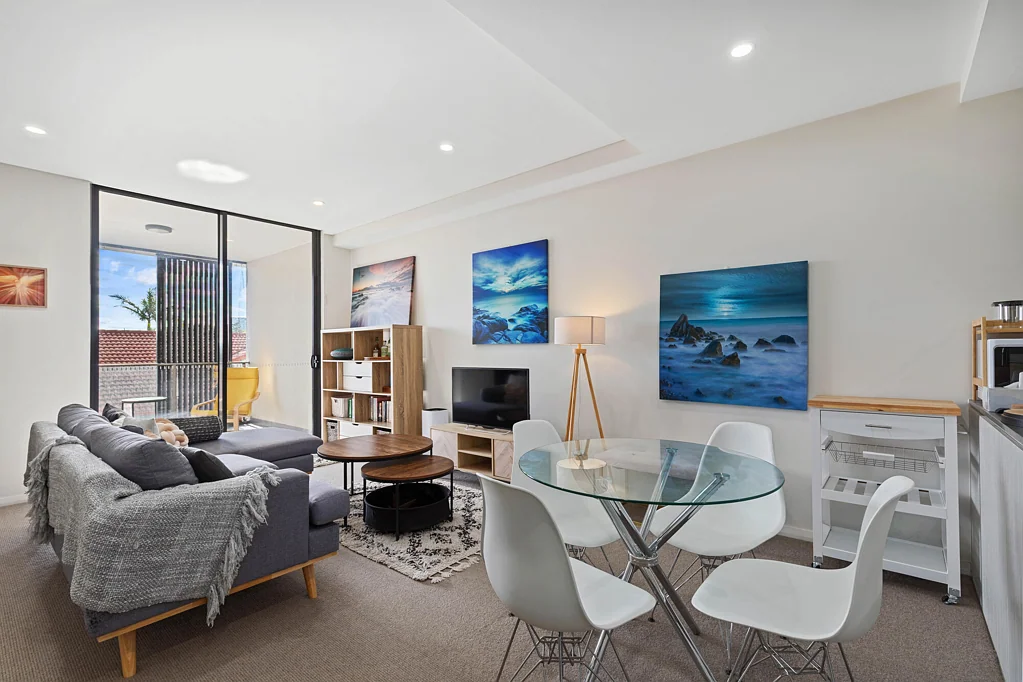 South Hurstville 2 Slaapkamer Sun-Drenched North Facing Apartment - Modern Living with an Entertainer's Edge