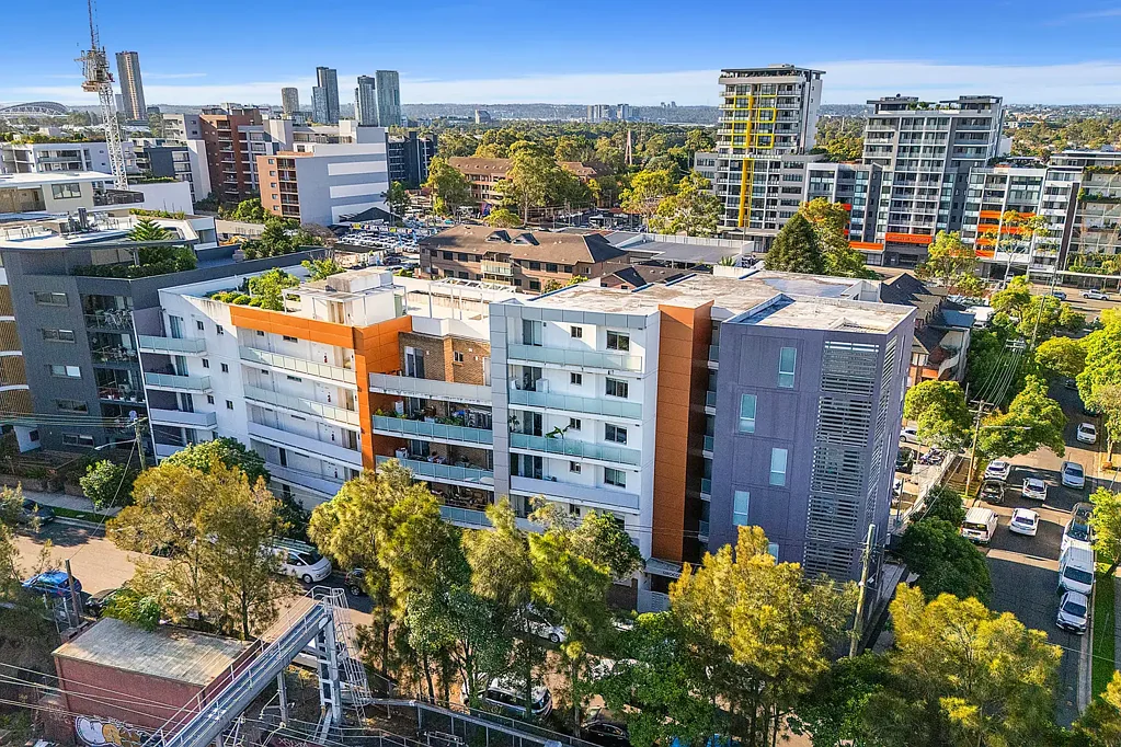 Homebush 1ห้องนอน Massive 1 + Study Entertainer with Excellent Cross Flow Ventilation | North-East Aspect