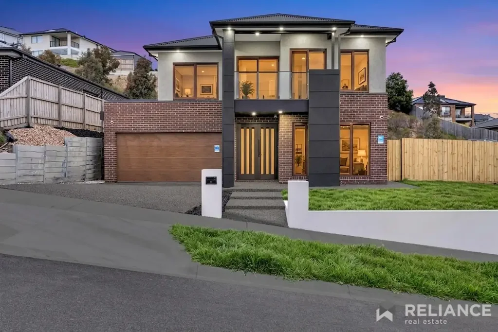 Sunbury 5房 双层。双起居区。一处非凡住宅。 Two Storeys. Two Living Zones. One Remarkable Home.