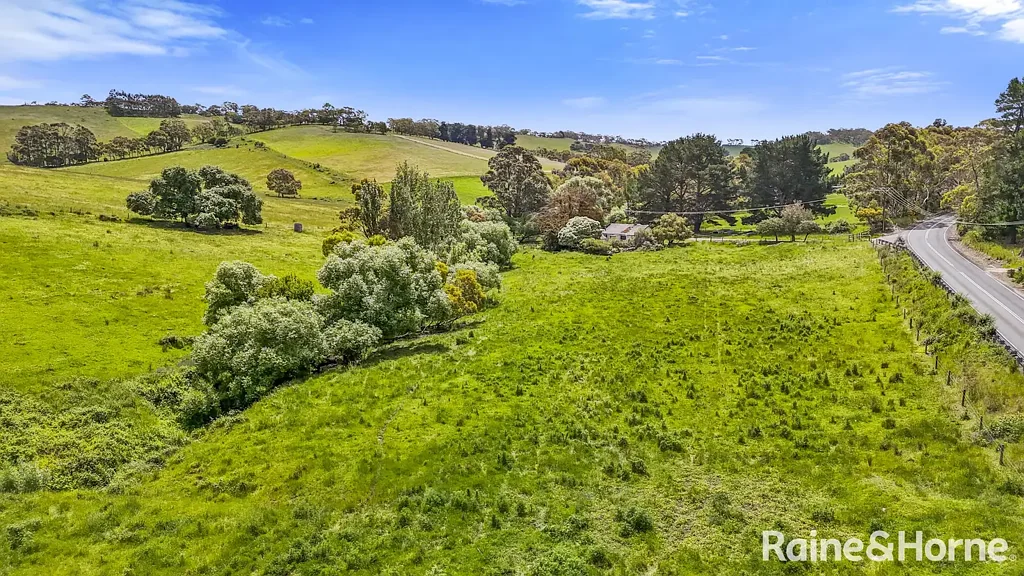 Paris Creek Chase the views & the rural dream on 27 postcard moment hectares.