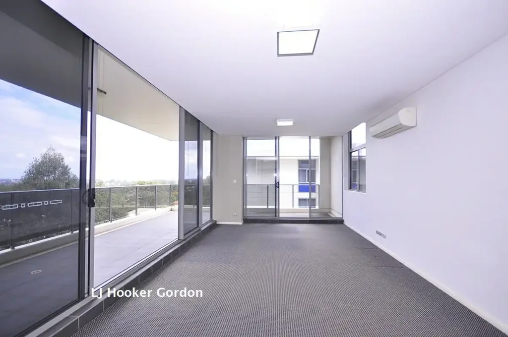 Penthouse Style - Big Balcony with District Views