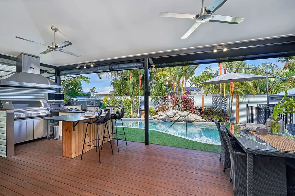 Westcourt 4房  The Ultimate Low-Maintenance Tropical Entertainer with Granny Flat & Caravan Parking
