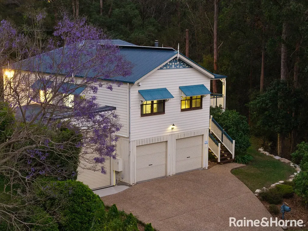 Eatons Hill 4Kwarto Queenslander Charm with Bushland Backdrop on a huge 1,131m2 Block!