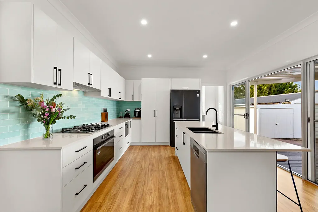 Swansea 3Zimmer Striking Renovation on a North-Facing Block, 280m to the Lake. Potential for Granny Flat at Rear.