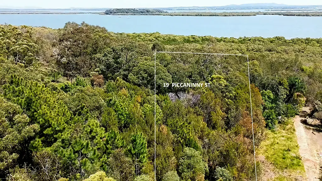 Macleay Island 宁静岛屿角落 728平米地块 私密自然便利 对岸水景 海滩入口 步行生活 天堂机会 728m2 Large Block with Potential Water Views & Spectacular Sunsets, current soil test available