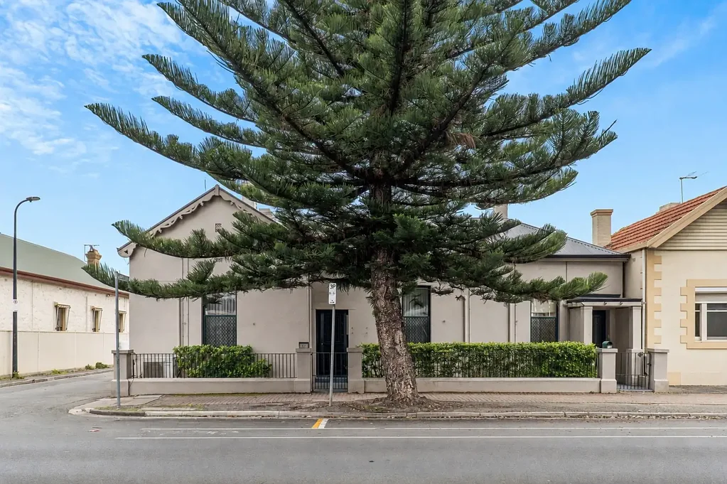 Glenelg 3房  TWO RESIDENCES, ONE EXCEPTIONAL GLENELG ADDRESS – A RARE BEACHSIDE HOLDING WITH OUTSTANDING FLEXIBILITY