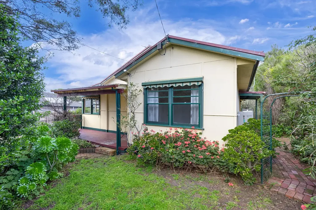 Mount Martha 3Zimmer Character Home Near Bentons Square - Perfect Family Retreat or Development Site (STCA)