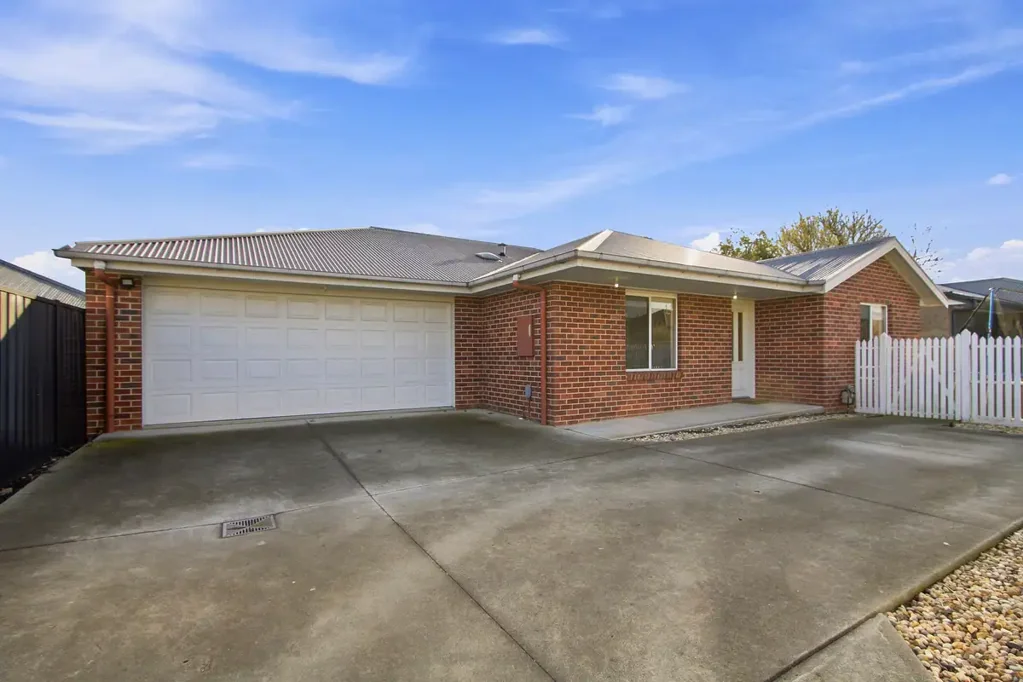 Sale 3房  Low-Maintenance Townhouse on Its Own Title