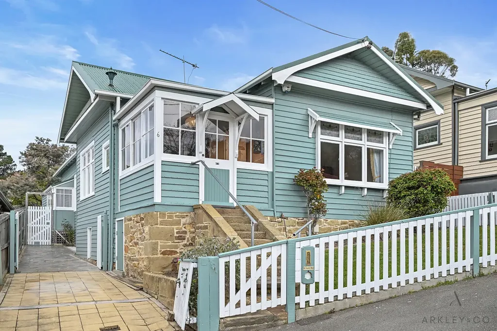 West Hobart 3ਬੈੱਡਰੂਮ Inner-city ease with space, parking and classic West Hobart charm