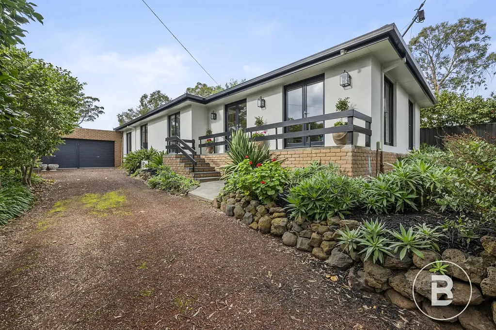 Ballarat North 4침실 STYLISHLY RENOVATED FAMILY HOME WITH OPEN PLAN LIVING & SECURE PARKING.
