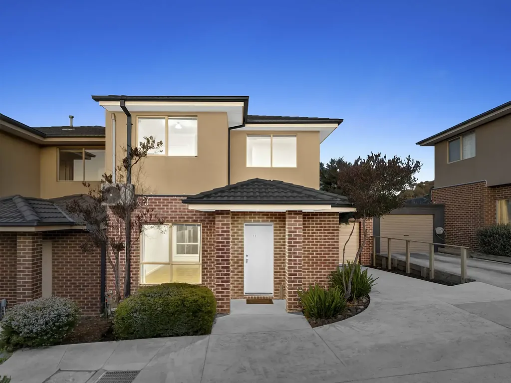 Hallam 2房 Hallam 便利地段的现代双层住宅。 Modern Double-Storey Living in a Convenient Hallam Location.