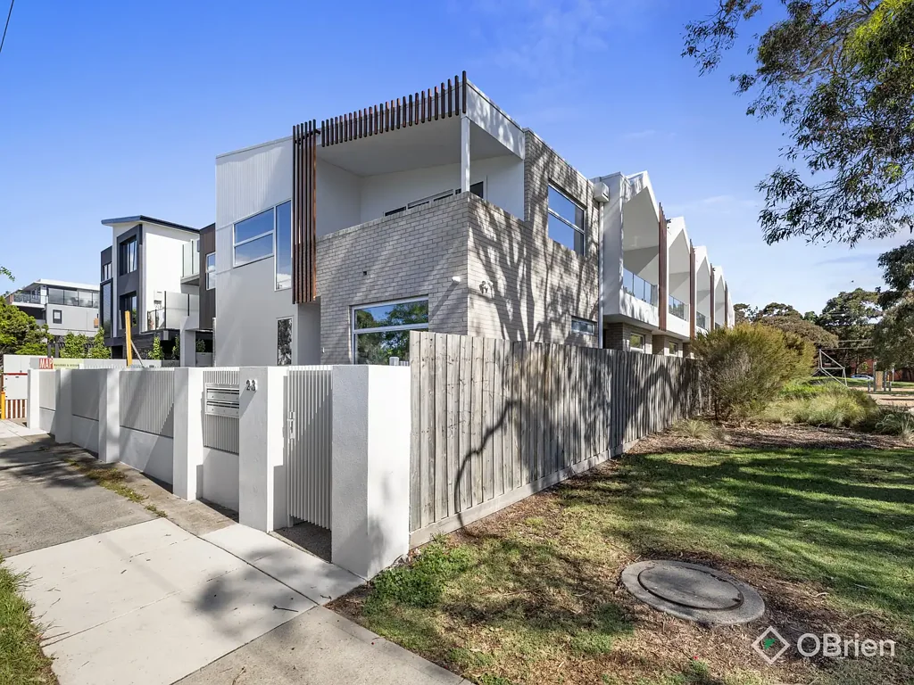 World Class Luxury Living By The Parkland And Bay!