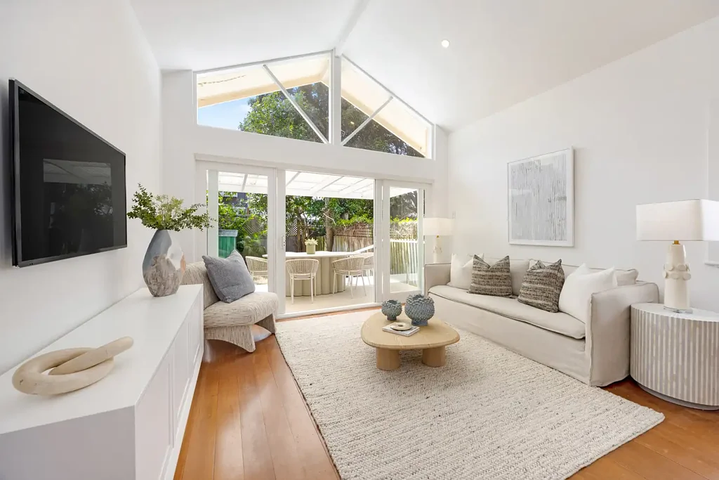 North Bondi 3कमरा North Bondi Family Semi With DA-Approved Plans + Superb Potential