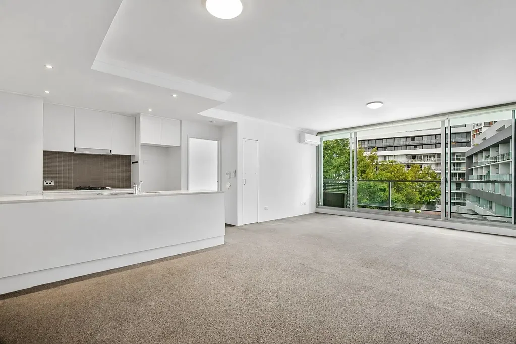 Spacious Sun Drenched Apartment With Parking