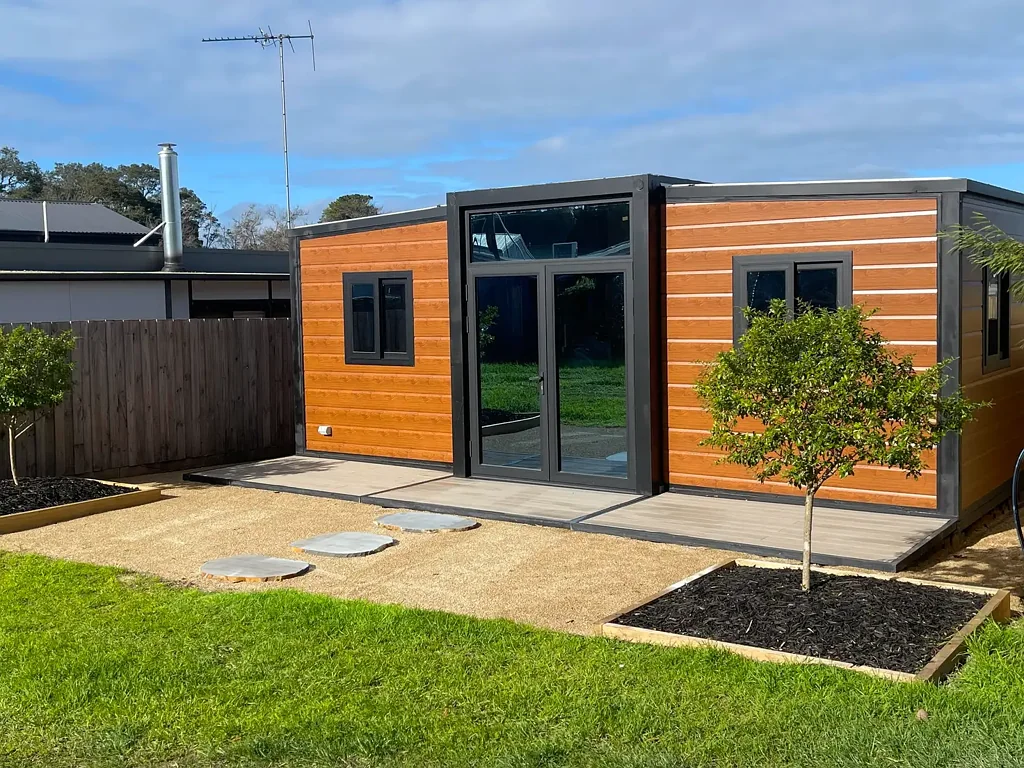 Rye 2房 Glenvue Holiday Park 朝北两卧室小屋 | 双露台 + 高级装修 North-Facing 2-Bedroom Cabin in Glenvue Holiday Park | Dual Decks + Premium Finishes