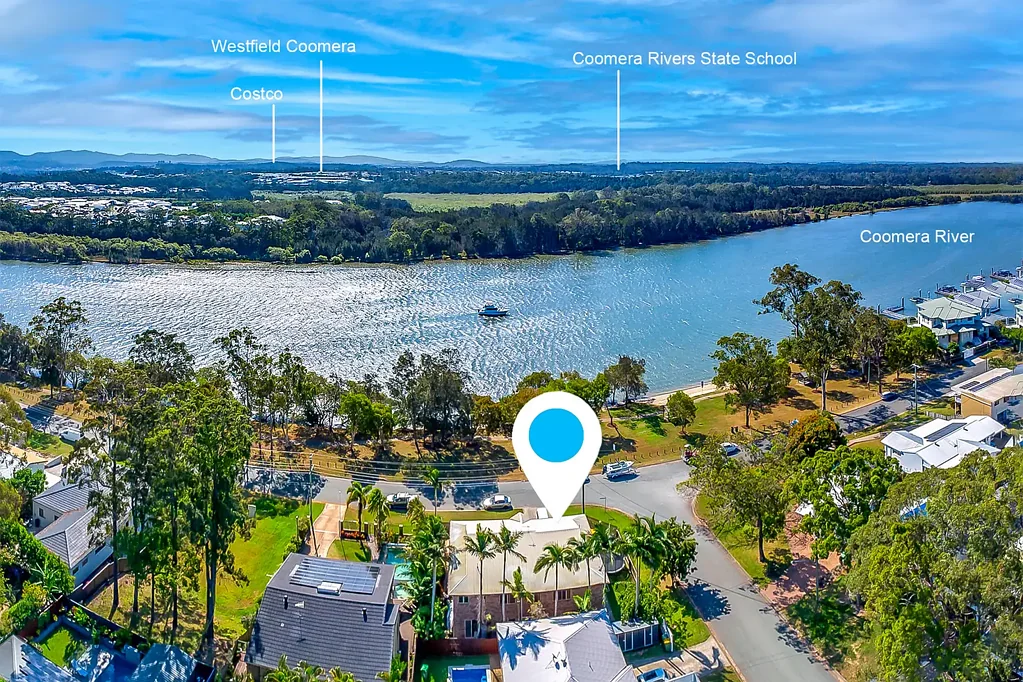 Hope Island 4બેડરૂમ Stunning Family Oasis with River Views in Sought After Santa Barbara