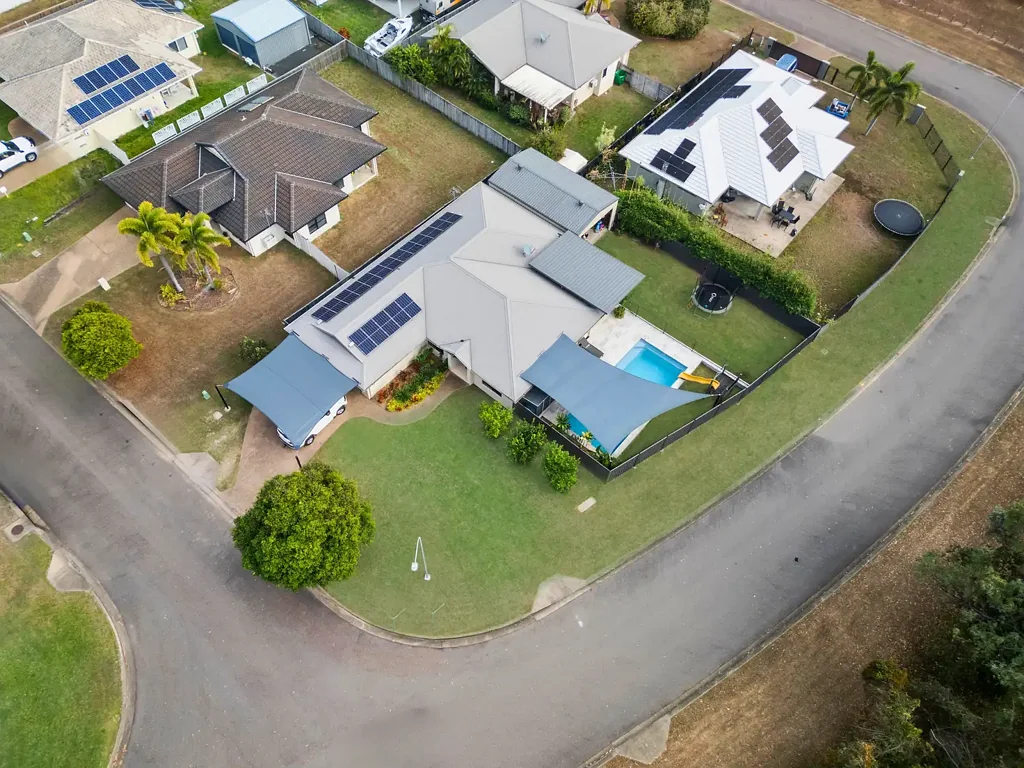 Bushland Beach 4房  Pool, Shed & Space in the Heart of Bushland Beach