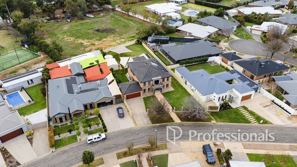 Mildura 4Moenga Grand Family Living in an Exclusive Court Setting