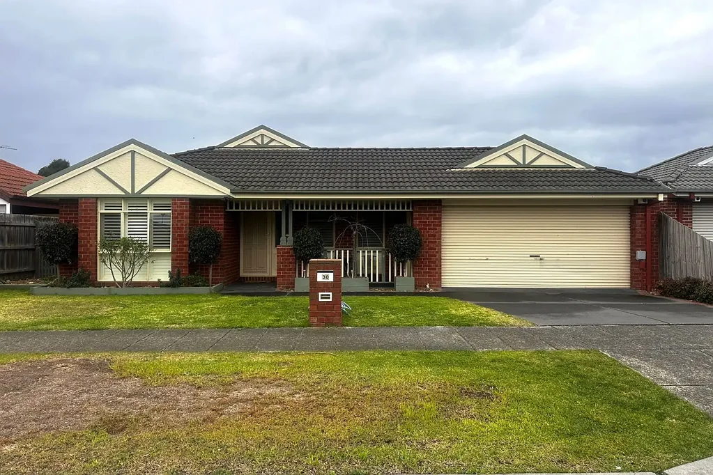 SPACIOUS 4-BEDROOM FAMILY HOME IN PRIME LYNBROOK LOCATION!