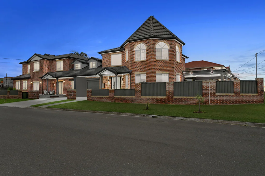 Merrylands 8ਬੈੱਡਰੂਮ TWO HOMES, ONE LARGE CORNER BLOCK