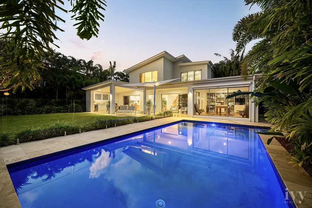 Helensvale 4غرفة نوم Tranquil Waterfront Living with Rare Privacy