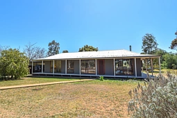 4 Victoria St, Laura