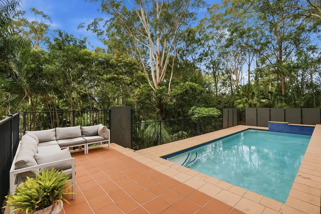 135 Simpsons Road, Elanora, QLD 4221