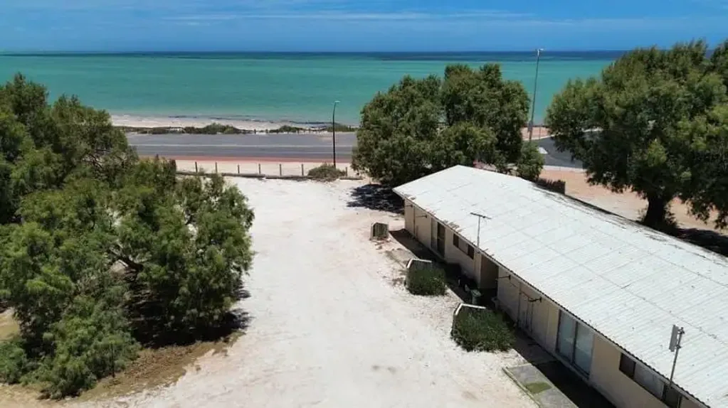 Denham 5Zimmer Commercial Seafront Units with office and compact studio apartment