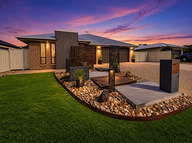 Emerald 4 Slaapkamer ATTENTION TRADIES, CAR ENTHUSIASTS & HOBBYISTS - THIS ONE'S FOR YOU!