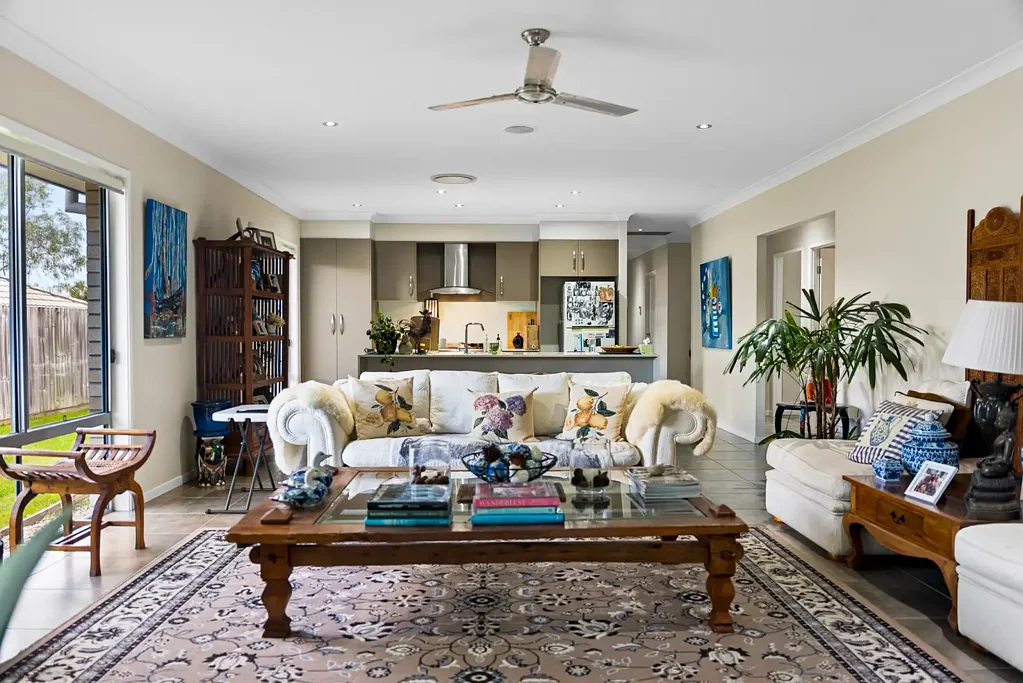 Yarrabilba 4房  一套现代、宽敞的家庭住宅，必须出售。 A Modern, Spacious Family Home That Must Be Sold.