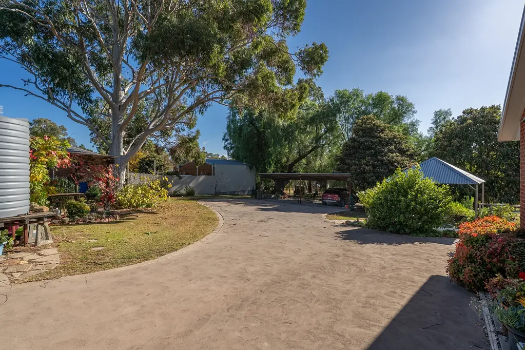 Avenel 3房  Peace, Privacy & Pristine Presentation on a Sprawling 1/2 Acre Block