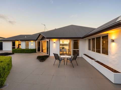Huntington 5部屋 Modern Family Living
