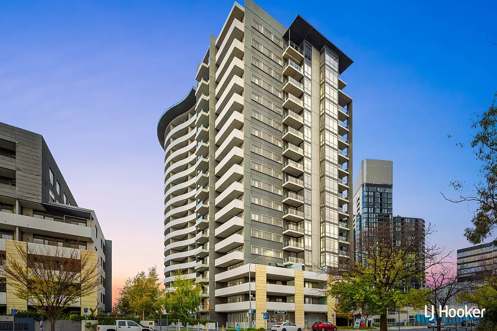 Stunning Lakeview Apartment with Modern Amenities