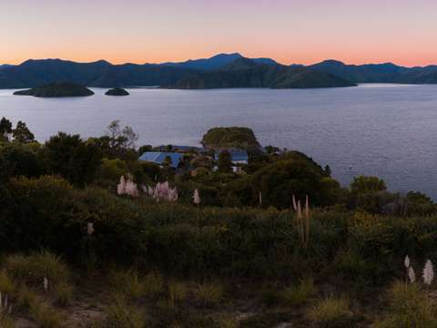 Waikawa  Book Your Panoramic Viewpoint On Karaka Point