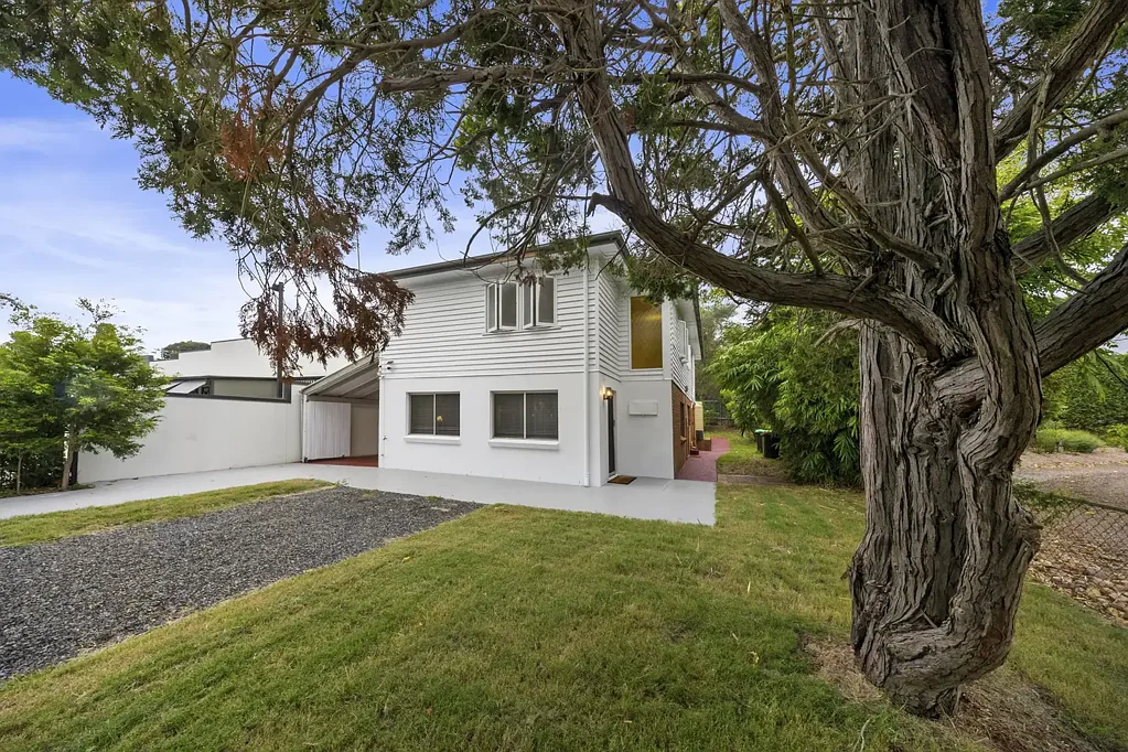 Bardon 5房 绿树成荫景观 五卧室家庭住宅 759sqm宽敞地块 最近翻新 自然光线充足 步行便利设施 独立卫浴主套房 串联式车棚 储物棚 Bardon Home with Space, Sunlight and Perfect Position