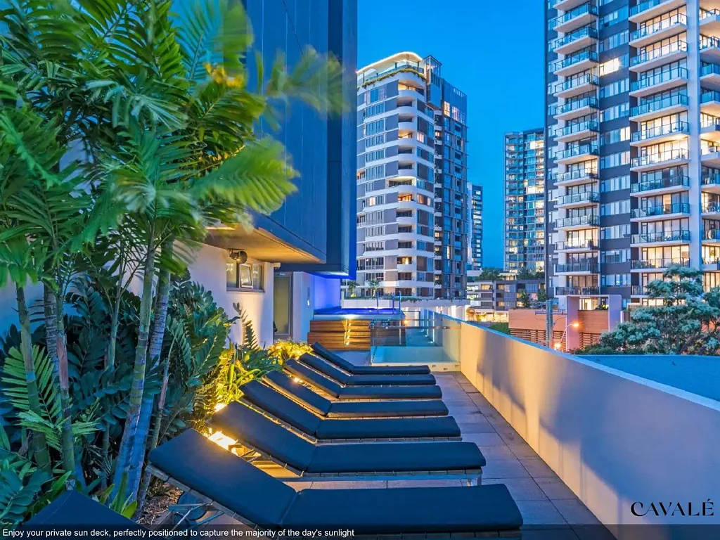 UNFURNISHED PENTHOUSE WITH UNINTERRUPTED RIVER VIEWS - $1,950/WK