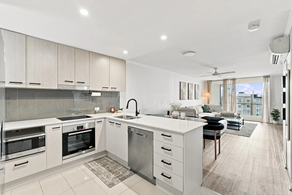Eight Mile Plains 3房 宽敞如别墅的居住空间，公寓般的轻松打理！ House-sized living, apartment-sized effort!