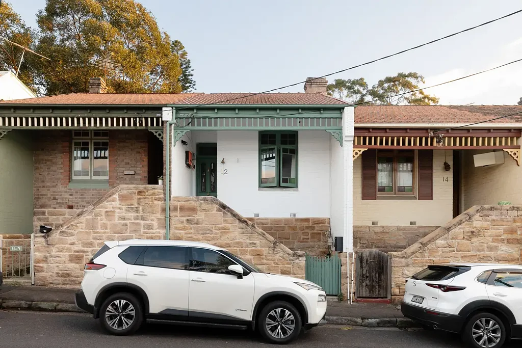 Balmain 2房 Mort Bay经典住宅 私人露台 石材厨房 法式门窗 港湾景观 CBD渡轮近 Quintessential Balmain house / steps to the harbour