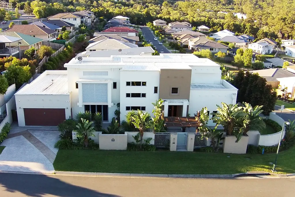 Daisy Hill 5Zimmer Modern Architectural Home with 3x Master Suites & Turquoise Lap Pool in the Heart of The Sanctuary - Stroll to JPC