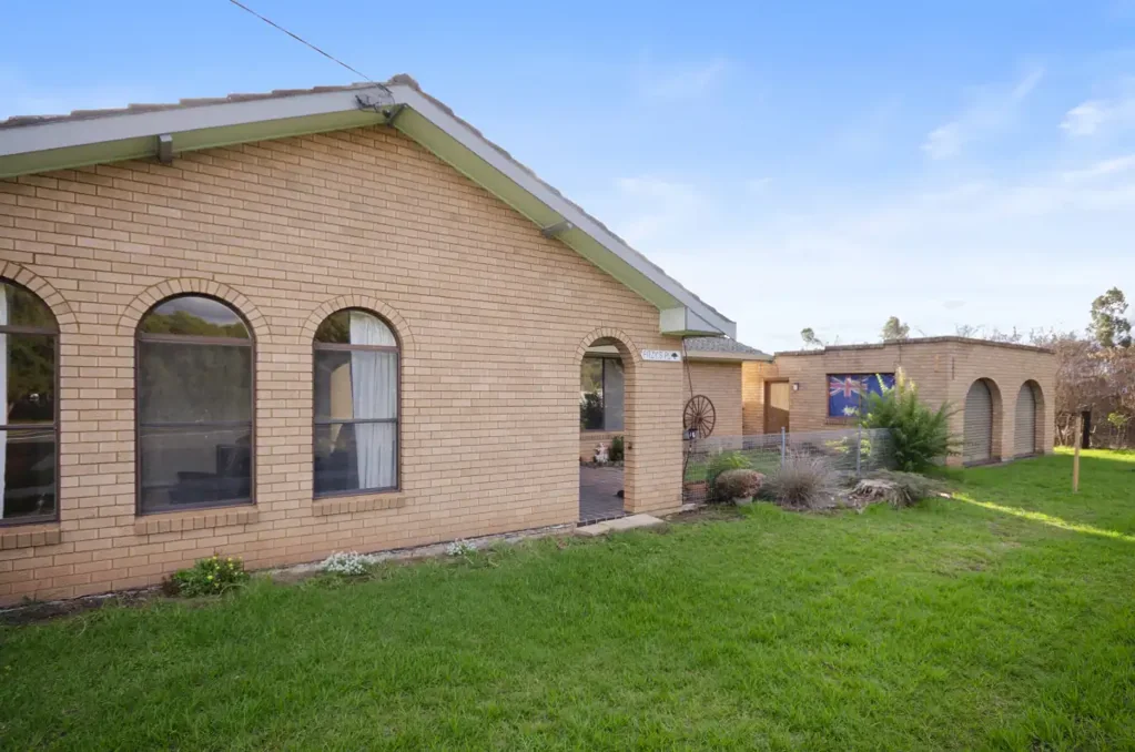 Wallabadah 3ਬੈੱਡਰੂਮ LARGE HOME on 1 acre = IDEAL VILLAGE OPPORTUNITY