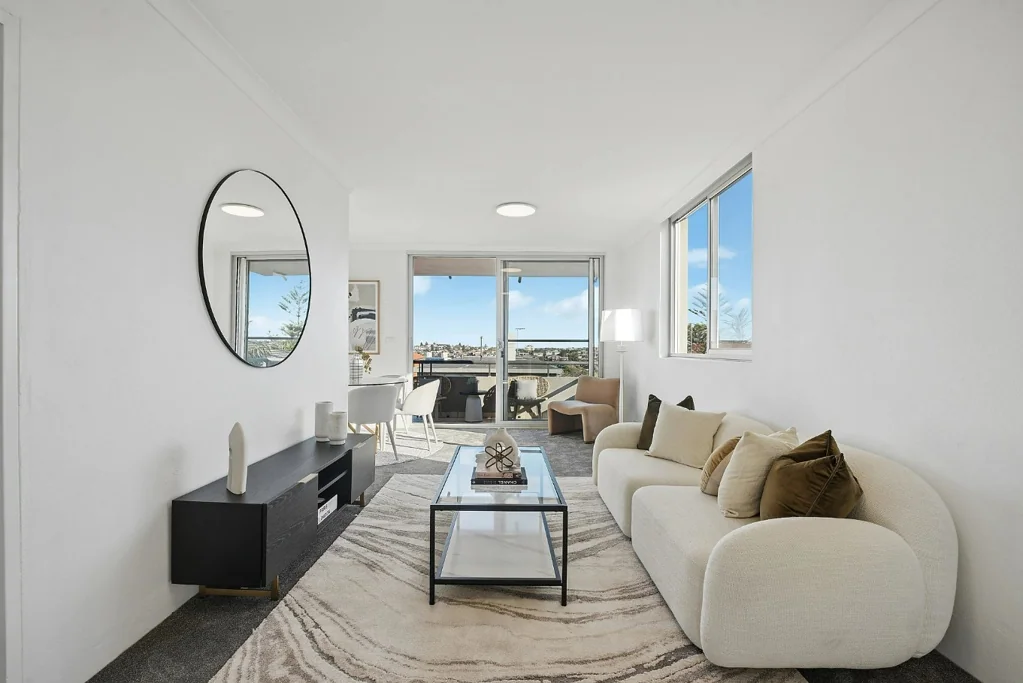 RADIANT OVERSIZED APARTMENT WITH SKYLINE VIEWS AND LOCK UP GARAGE