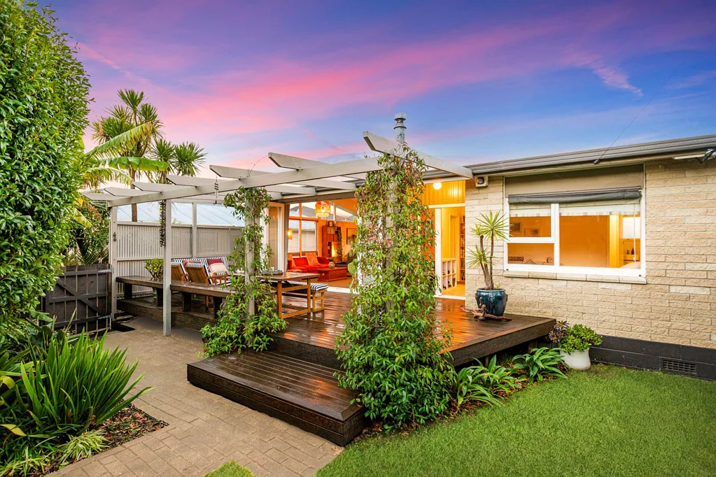 Te Atatu Peninsula 3બેડરૂમ Vendors Bought = Offer Sought ASAP!