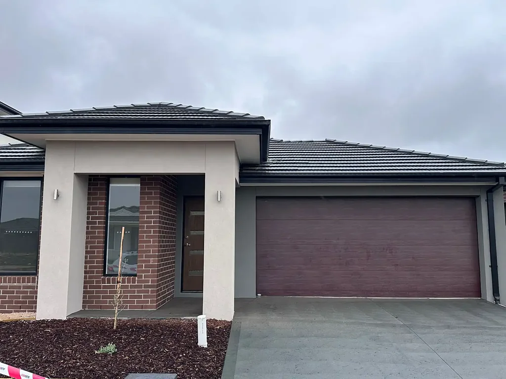 Brand New Stylish Family Home with Four Bedrooms in Melton South