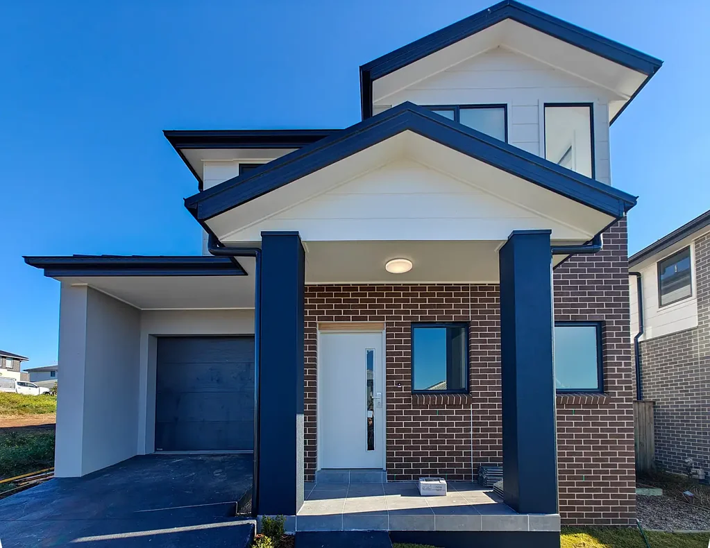 Spacious 5-Bedroom Family Home in Prime Leppington Location!