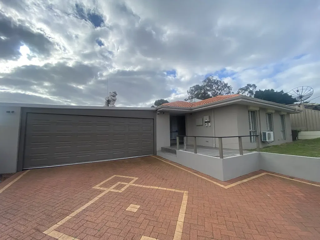 Spacious Family Home - Large garage and rear workshop