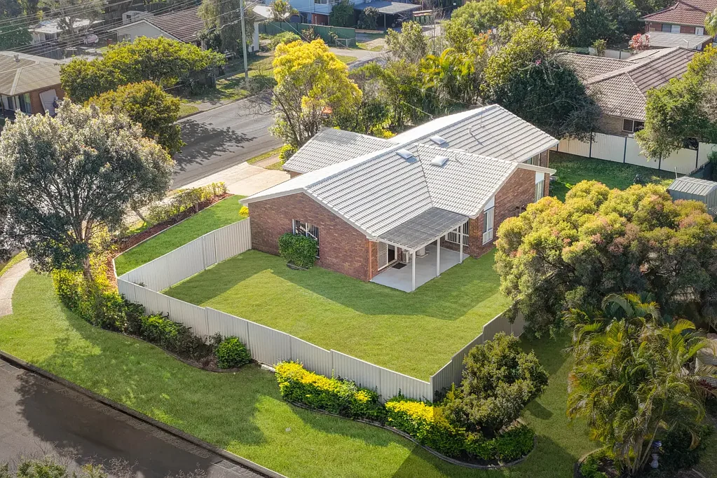 Waterford West 2房 拎包入住，街角地块无限潜力 Move-In Ready with Endless Potential on a corner block